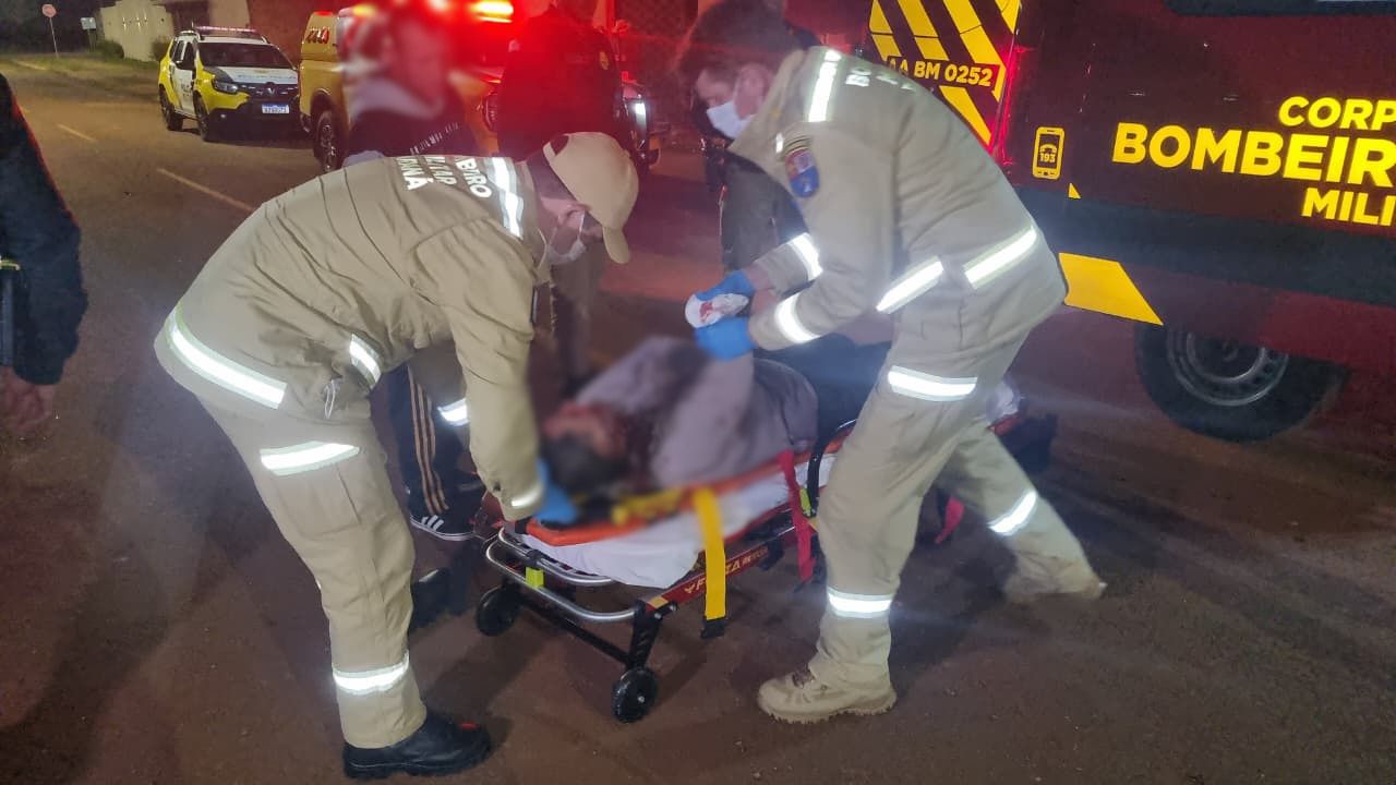 Homem tem grande corte no rosto após ser esfaqueado por mulher no Santa Cruz