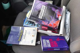 Foi achado sacola com livros na Rua Pernambuco