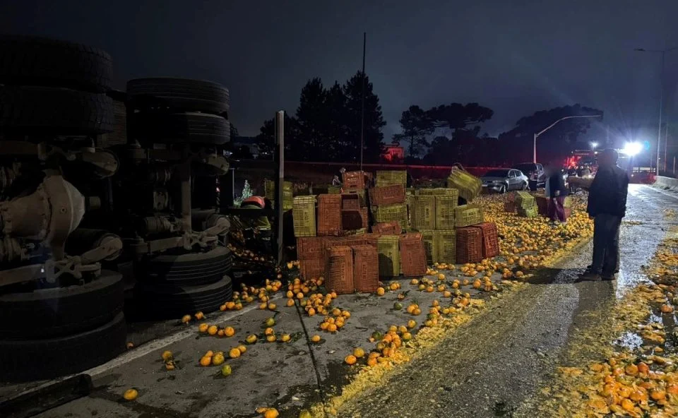 Imagem referente a Caminhão tomba, espalha toneladas de ponkan na pista e provoca acidente com sete veículos