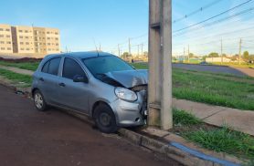 Nissan March colide contra poste na região do Riviera, em Cascavel