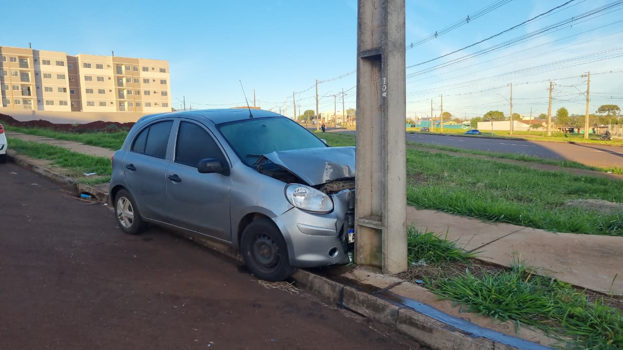 Nissan March colide contra poste na região do Riviera, em Cascavel