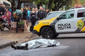 Homem é morto a facadas dentro de bar em Maringá; crime foi registrado por câmera de segurança