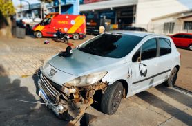 Duas pessoas ficam feridas após forte colisão entre carro e moto no São Cristóvão