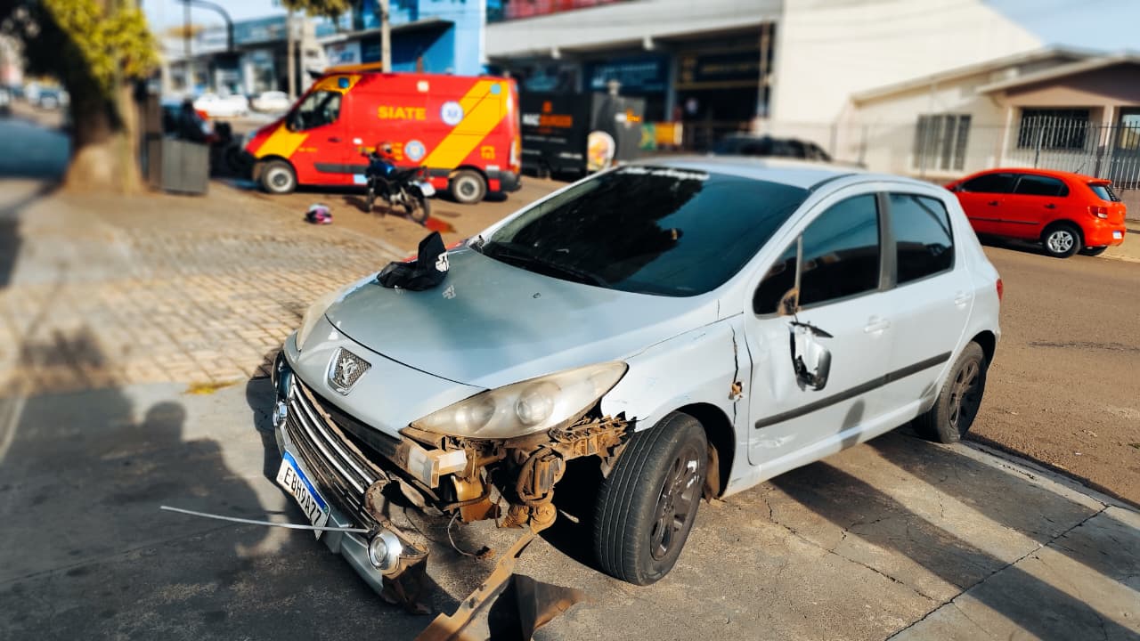 Duas pessoas ficam feridas após forte colisão entre carro e moto no São Cristóvão