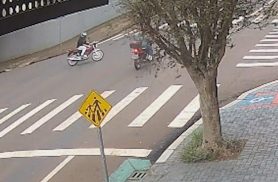 Câmera flagra colisão entre motos no Centro de Cascavel; jovem de 27 anos ficou ferido