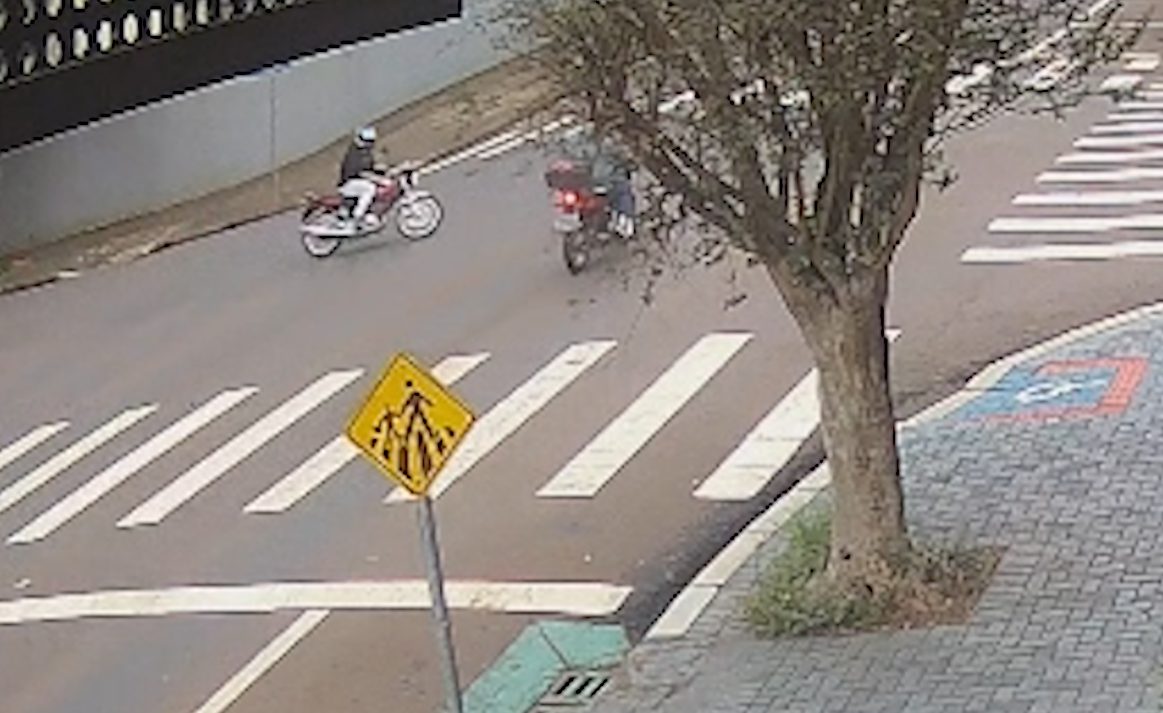 Câmera flagra colisão entre motos no Centro de Cascavel; jovem de 27 anos ficou ferido