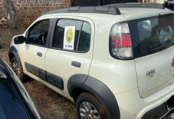 Polícia Militar recupera veículo roubado abandonado em área rural