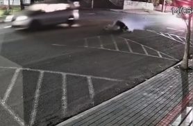 Vídeo mostra perseguição da PM e traficante pulando de carro em movimento
