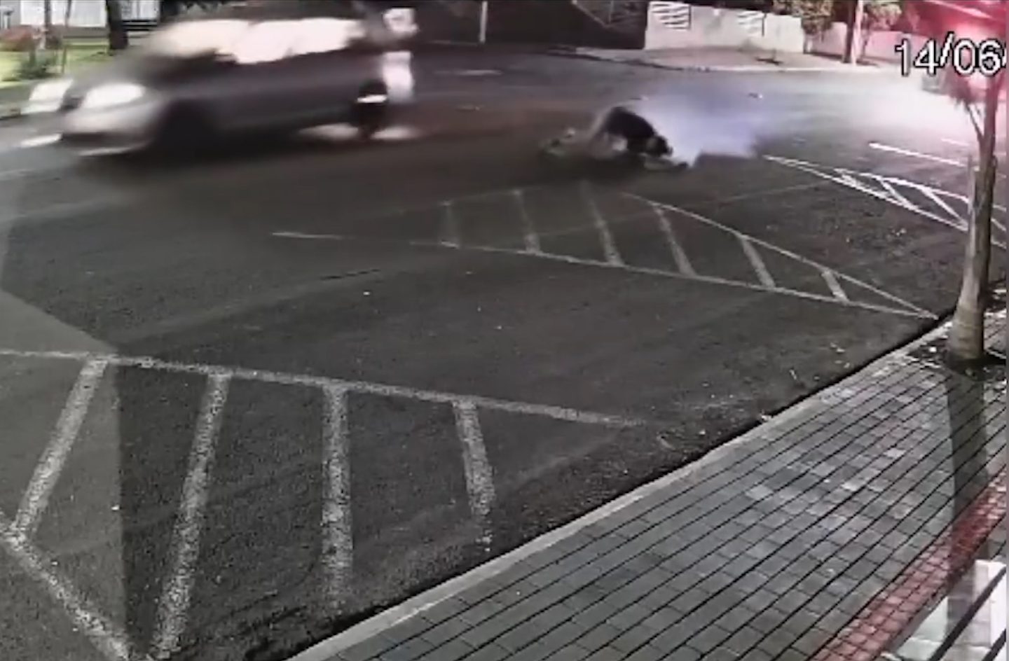 Vídeo mostra perseguição da PM e traficante pulando de carro em movimento