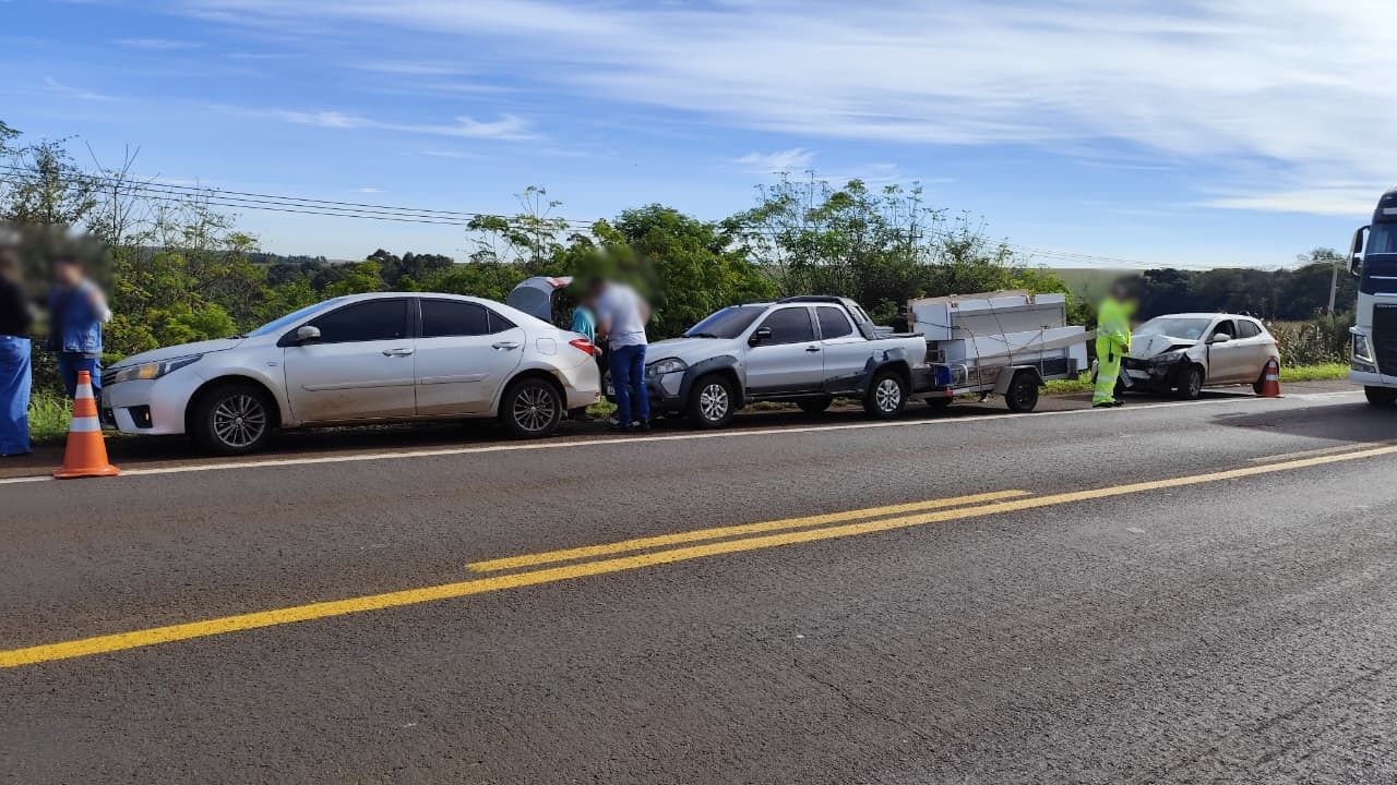 Obra provoca congestionamento na BR-369 e quatro carros se envolvem em engavetamento
