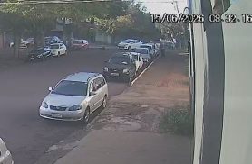Câmera de monitoramento flagra idoso sendo atropelado no Centro de Cascavel