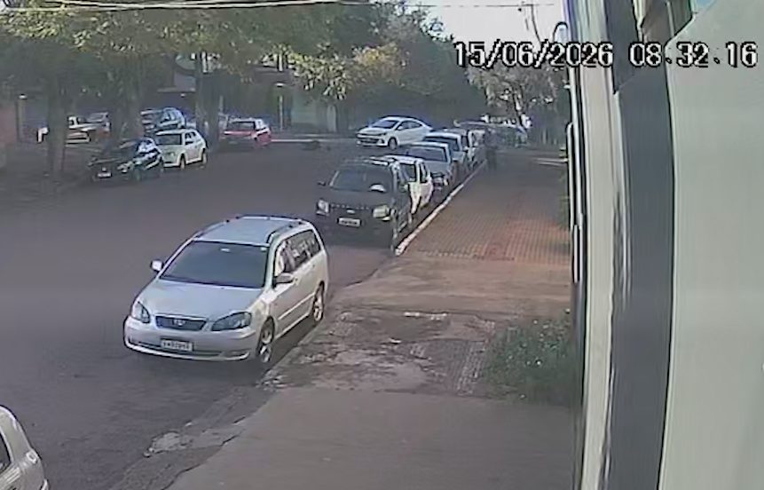 Câmera de monitoramento flagra idoso sendo atropelado no Centro de Cascavel