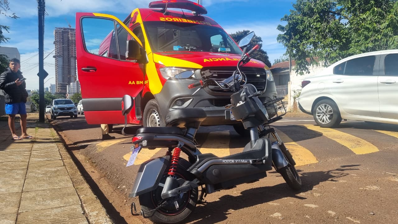 De patinete elétrico, mulher salta quebra-molas e sofre queda no Centro