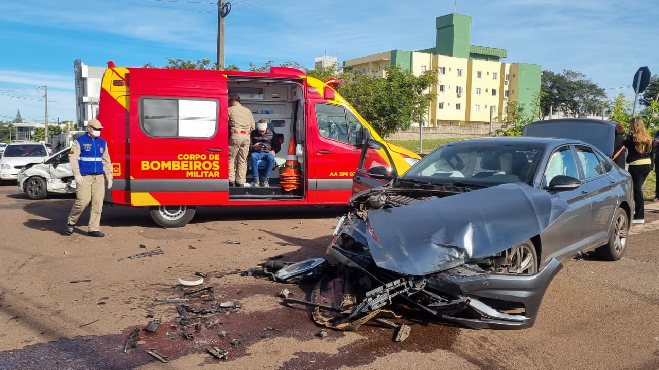 Homem fica ferido após colisão entre dois veículos na região da FAG, em Cascavel