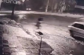 Ciclista tem morte instantânea após colisão com poste; veja vídeo!