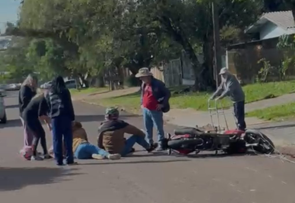 Moto enrosca em cabeamento solto na via e derruba motociclistas no XIV de Novembro