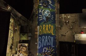 Pintura ressignifica rua marcada por operação letal no Rio de Janeiro