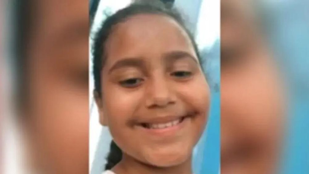 Tragédia: Filha de vereador morre afogada após cabelo ser sugado por equipamento em piscina Imagem referente a Tragédia: Filha de vereador morre afogada após cabelo ser sugado por equipamento em piscina