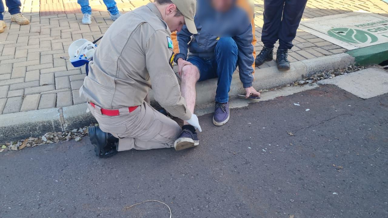 Veículo da Sanepar se envolve em acidente com vítima ferida no Maria Luiza