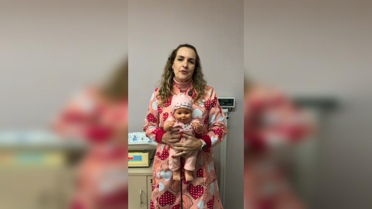 O que fazer quando um bebê engasga? Médica explica passo a passo