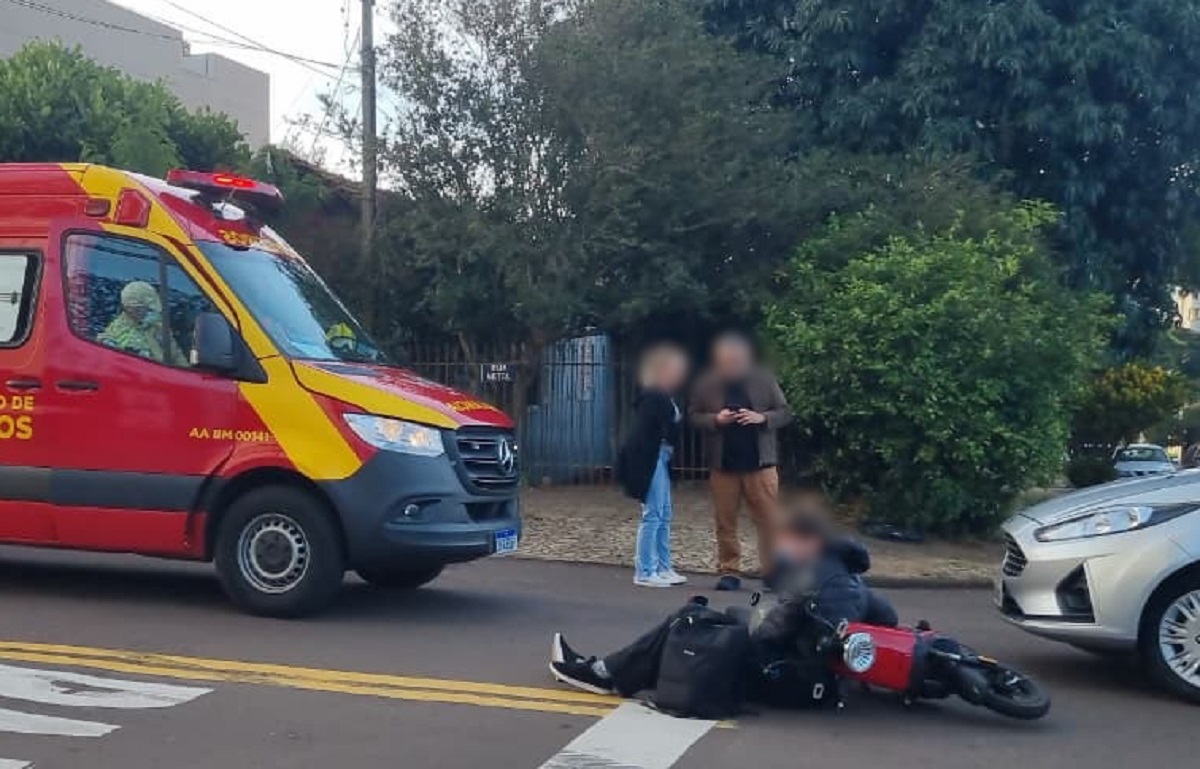 Acidente entre carro e moto elétrica faz vítima de 14 anos no Centro