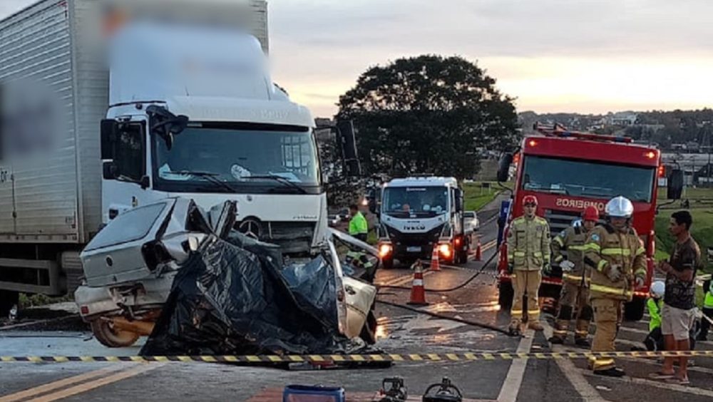 Gravíssimo acidente deixa três mortos e interdita BR-277 Imagem referente a Gravíssimo acidente deixa três mortos e interdita BR-277