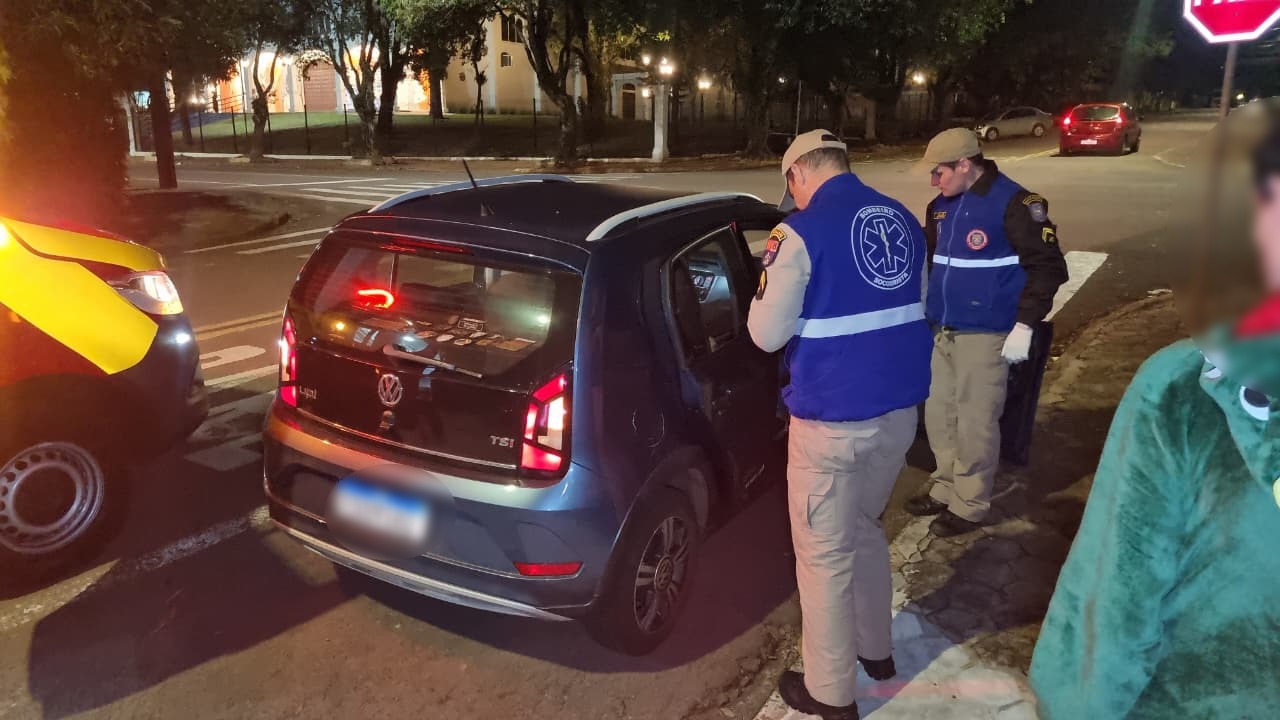 Mulher fica ferida após colisão entre carros no Bairro Parque São Paulo em Cascavel