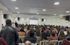 Professores da rede municipal de Cascavel se reúnem em assembleia para discutir negociações e possível greve