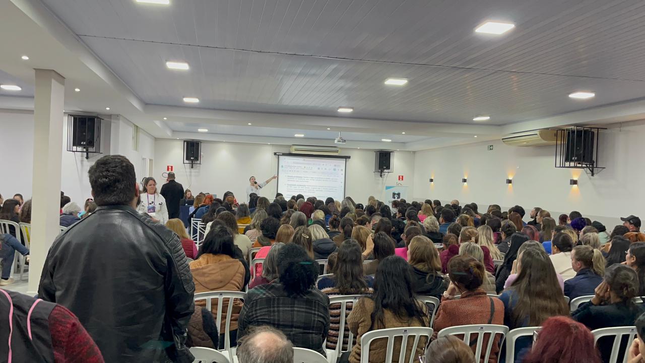 Professores da rede municipal de Cascavel se reúnem em assembleia para discutir negociações e possível greve