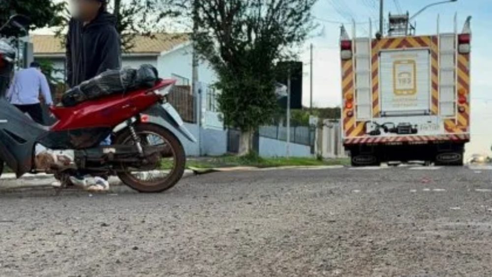 Honda Biz atinge traseira de Toyota Corolla e deixa homem ferido em Santa Helena Imagem referente a Honda Biz atinge traseira de Toyota Corolla e deixa homem ferido em Santa Helena