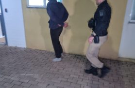 Homem é detido após desacatar policiais e resistir à abordagem no Bairro Floresta