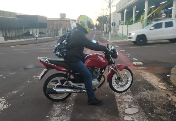 Van Escolar e moto se envolvem em colisão na Rua Erechim