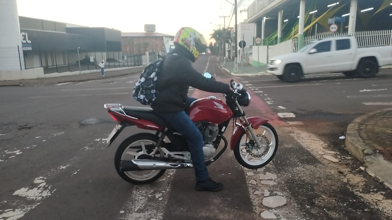 Van Escolar e moto se envolvem em colisão na Rua Erechim