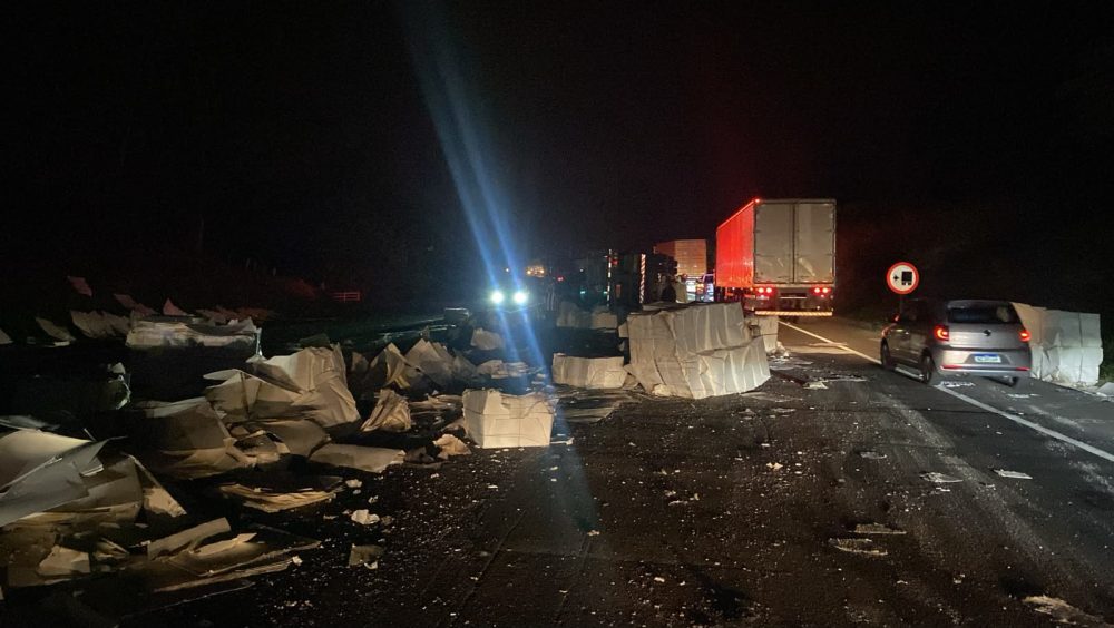 Tombamento de bitrem deixa dois feridos graves na BR-376 e PRF aponta possível falha nos freios Imagem referente a Tombamento de bitrem deixa dois feridos graves na BR-376 e PRF aponta possível falha nos freios