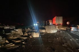 Tombamento de bitrem espalha carga na BR-369 e deixa dois feridos graves em Califórnia