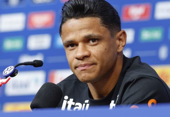 Aposta de Ancelotti, Douglas Santos explica apoio tático a Vini Jr.