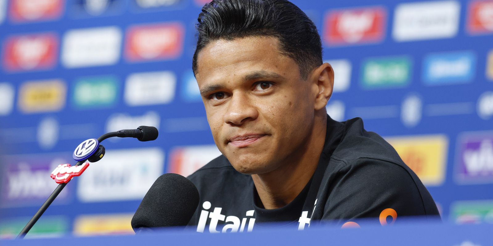 Aposta de Ancelotti, Douglas Santos explica apoio tático a Vini Jr. Imagem relativa a Aposta de Ancelotti, Douglas Santos explica apoio tático a Vini Jr.