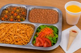 Cardápio de hoje tem carne moída com legumes e espaguete com frango no Restaurante Popular