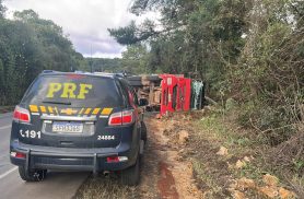 Caminhão tomba na BR-153 em Imbituva e motorista fica ferido
