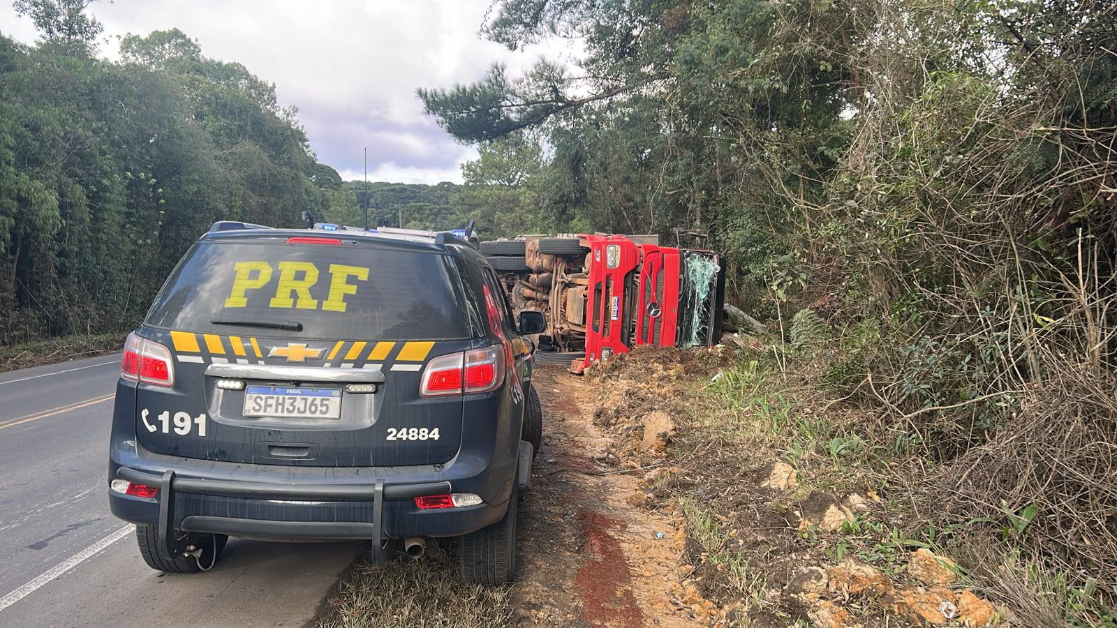 Imagem relativa a Caminhão tomba na BR-153 em Imbituva e motorista fica ferido