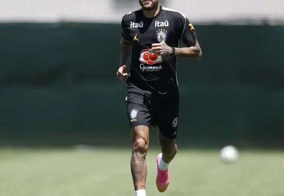 Neymar vai a campo pela primeira vez em treino da seleção brasileira Neymar vai a campo pela primeira vez em treino da seleção brasileira
