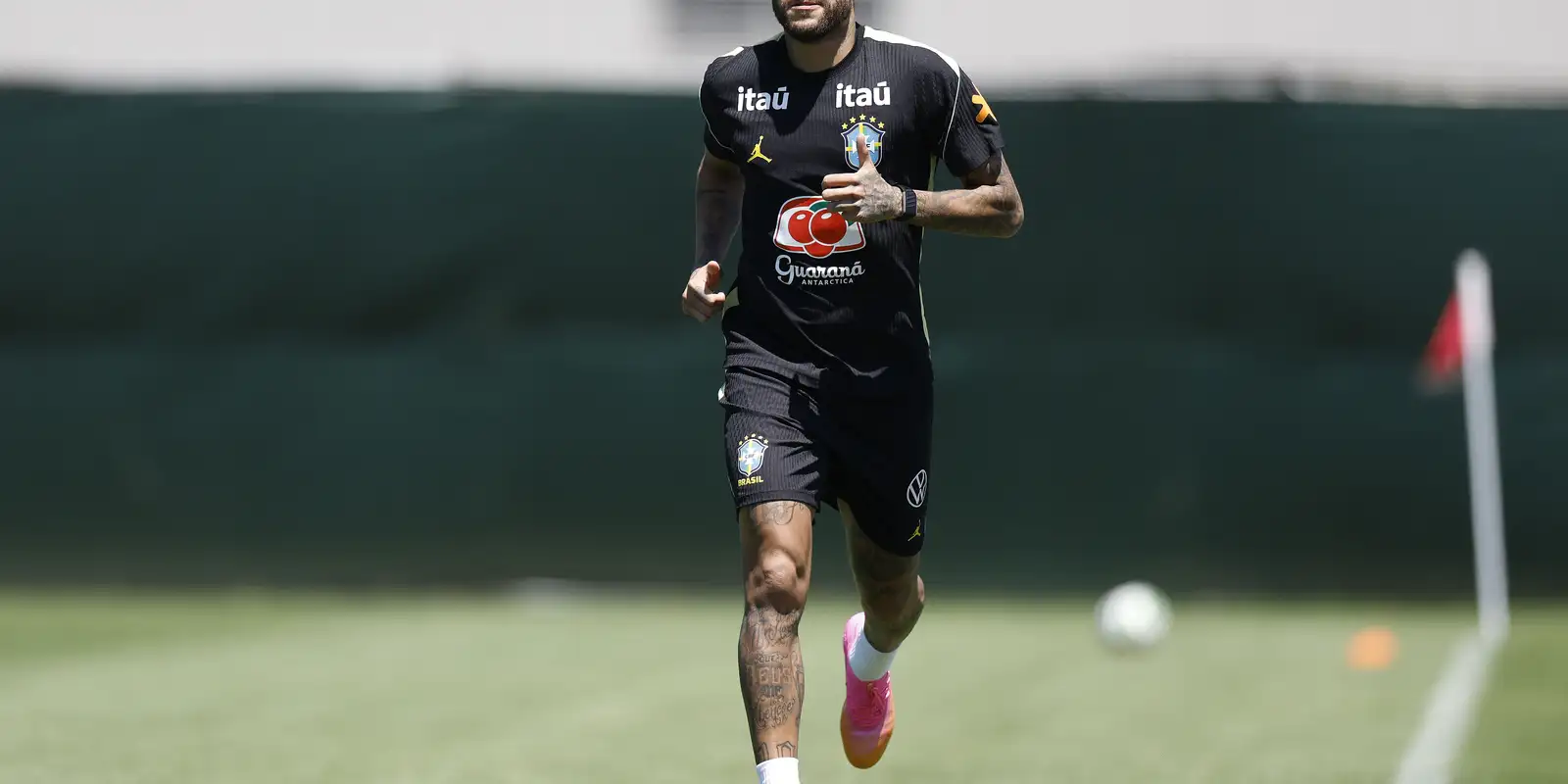 Imagem relativa a Neymar vai a campo pela primeira vez em treino da seleção brasileira