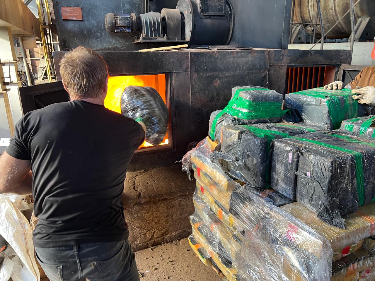 PF incinera mais de 10 toneladas de drogas na região Oeste do Paraná Imagem relativa a PF incinera mais de 10 toneladas de drogas na região Oeste do Paraná