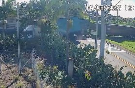 Chocante: Câmera flagra acidente com morte entre carreta e trem no Paraná