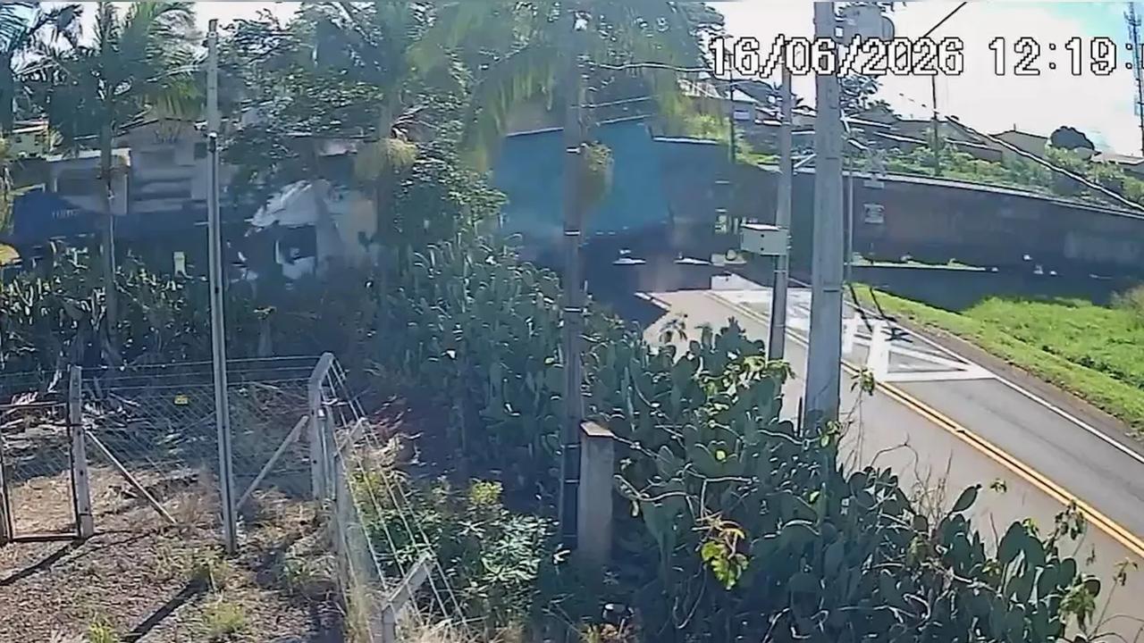 Chocante: Câmera flagra acidente com morte entre carreta e trem no Paraná