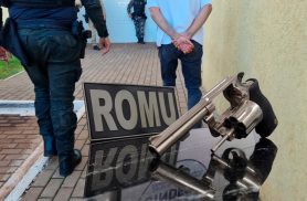 Homem é detido pela ROMU após arma ser encontrada em carro em frente a CMEI no Bairro Pacaembu Homem é detido pela ROMU após arma ser encontrada em carro em frente a CMEI no Bairro Pacaembu