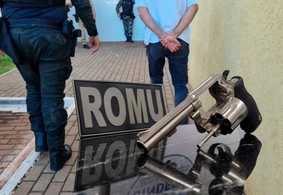 Homem é detido pela ROMU após arma ser encontrada em carro em frente a CMEI no Bairro Pacaembu