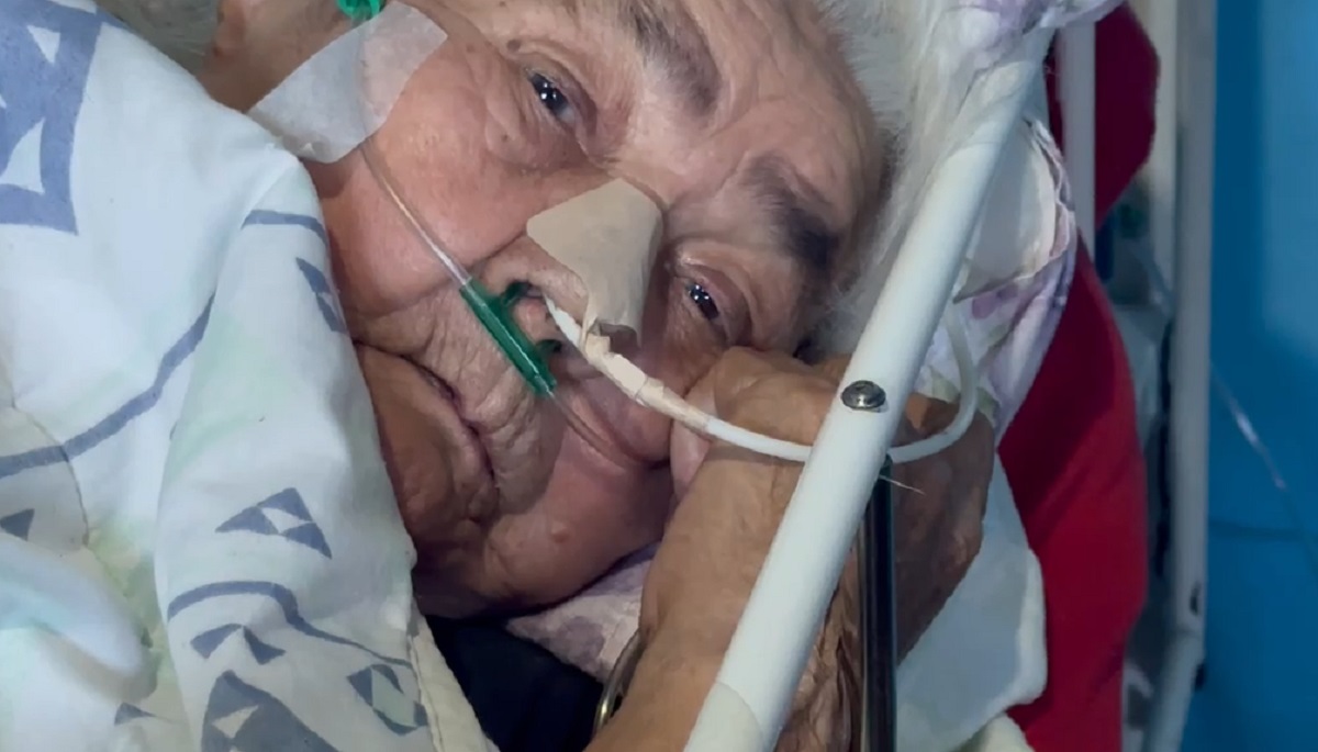 AJUDA: Aos 105 anos, idosa acamada vive com um salário mínimo e precisa de fraldas, suplemento alimentar e oxigênio