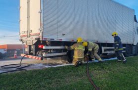 Bombeiros combatem incêndio em caminhão na BR-277, em Cascavel Bombeiros combatem incêndio em caminhão na BR-277, em Cascavel