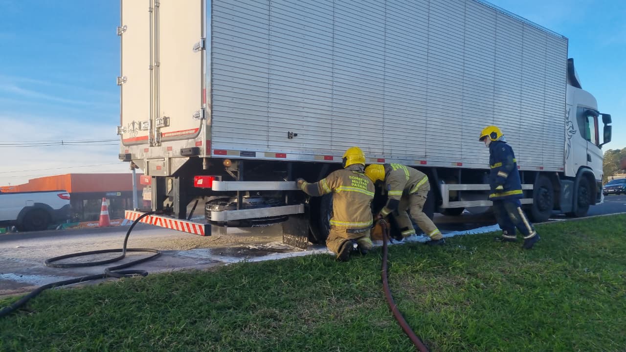 Bombeiros combatem incêndio em caminhão na BR-277, em Cascavel